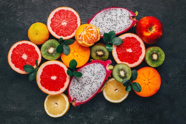 Foto bovenkant van citrusvruchten op zwarte achtergrond