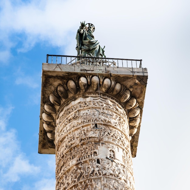 Bovenkant van de kolom van Marcus Aurelius in de stad Rome