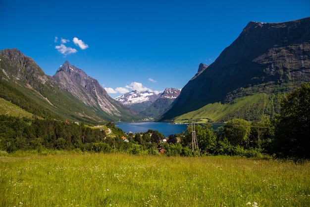 Bovenop de top van de berg met een fantastisch uitzicht op de Sunnmore Alpen in Noorwegen