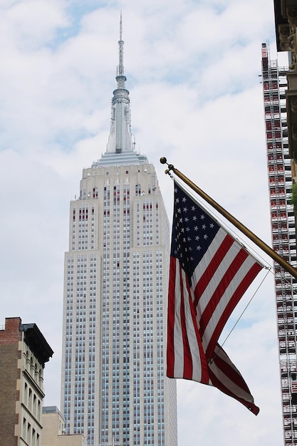 Bovenop het Empire Estate gebouw en de Amerikaanse vlag.