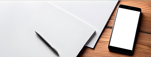 Bovenstaande weergave van wit papier en smartphone-scherm op een houten tafel voor mockups