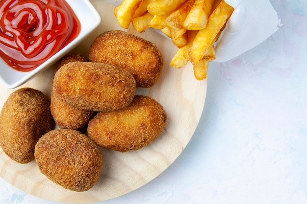 Bovenste gedeelte van kroketten met friet en gebakken tomaat