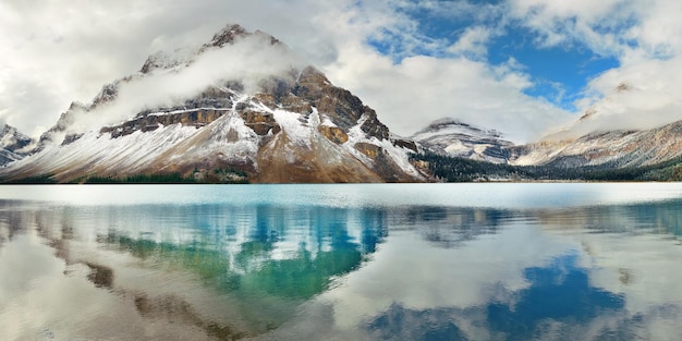 Bow Lake panorama reflectie met besneeuwde berg en bos in Banff National Park