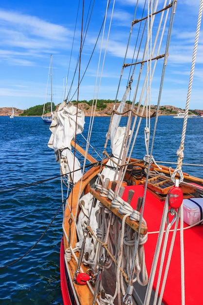 Foto la prua di una vecchia barca a vela in mare