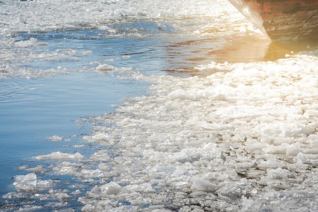 船の船首が湾の氷を切る