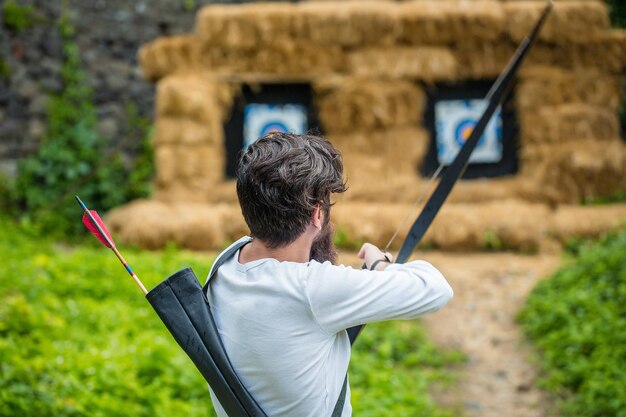 Foto tiro con l'arco all'esterno