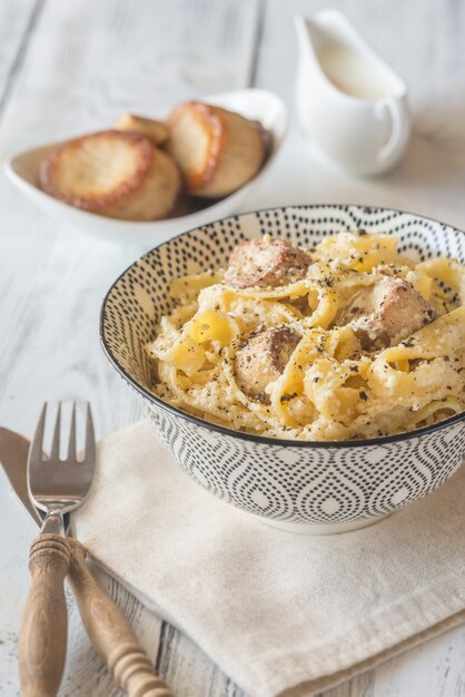 Photo bowl alfredo pasta with mushrooms