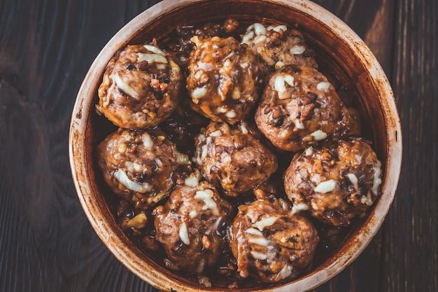 Photo bowl of beef and pork meatballs with grated cheese