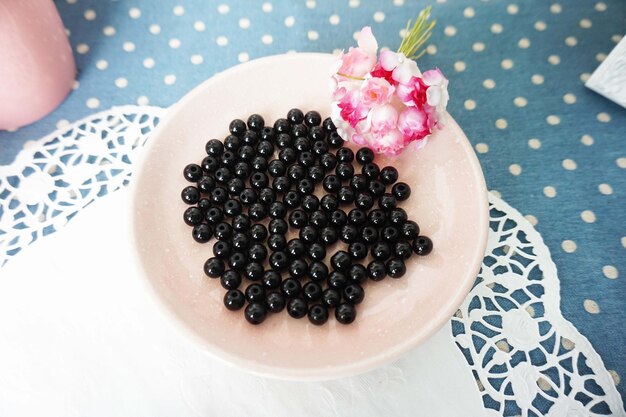 Photo a bowl of blackberries on a table