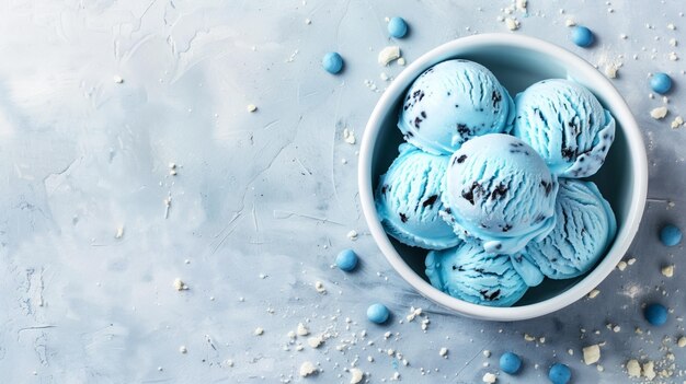 Foto una ciotola di gelato blu con schegge di cioccolato su uno sfondo testurato