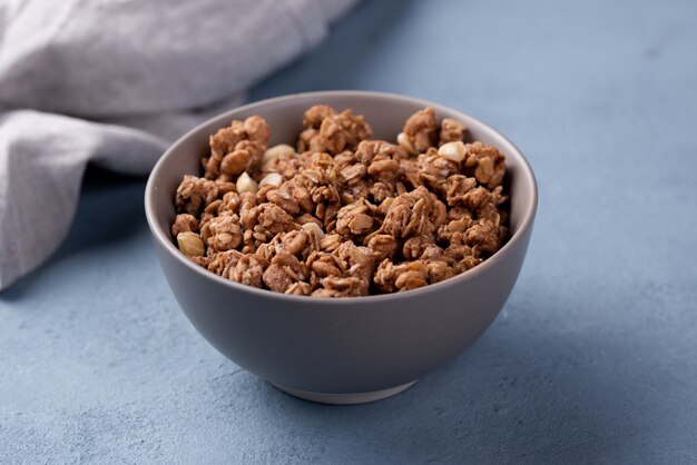 Foto ciotola di cereali per la colazione con un panno