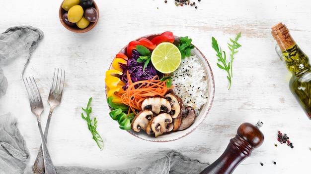 Bowl Buddha Rice met champignons paprika kool en limoen Bovenaanzicht vrije ruimte voor uw tekst