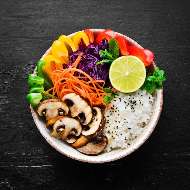 Bowl Buddha Rice met champignons paprika kool en limoen Bovenaanzicht vrije ruimte voor uw tekst