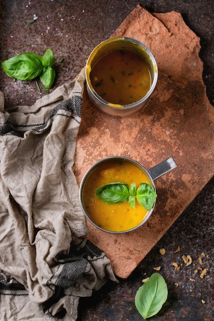 Foto ciotola di zuppa di carote