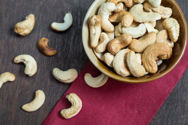 Photo bowl of cashew nuts from above