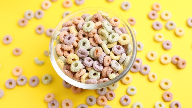 Foto una ciotola di cereali con una ciotola di cereali sullo sfondo