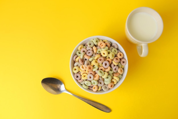 Photo a bowl of cereal with a cup of milk next to it