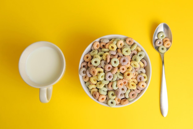 Photo a bowl of cereal with milk and a spoon with the word milk on it