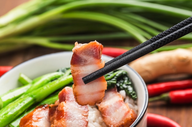 Photo a bowl of chinese bbq rice