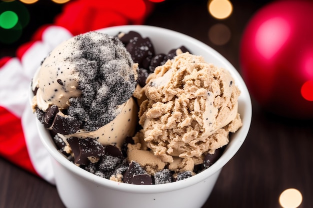 背景に赤いクリスマス安物の宝石が付いたチョコレートとピーナッツバターのアイスクリームのボウル。