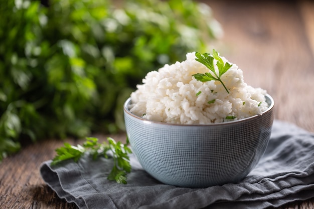 Ciotola di riso cotto aromatizzato con erbe di prezzemolo.