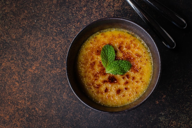 Ciotola di crema brulé con frutti di bosco freschi