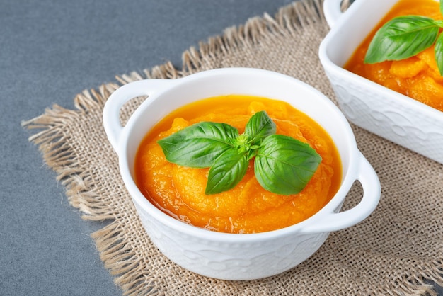 Ciotola di deliziosa zuppa di zucca autunnale copia spazio