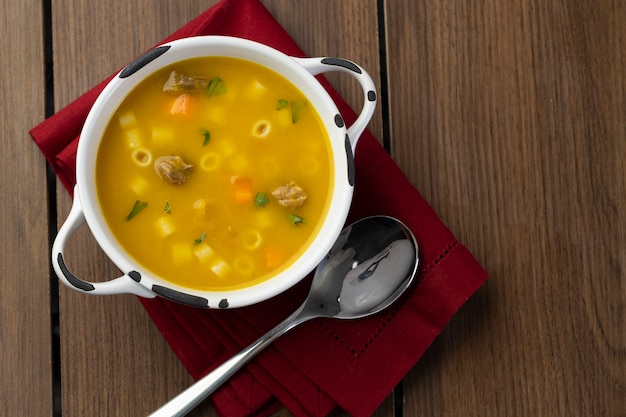 Foto una ciotola di deliziosa zuppa brasiliana con carne di manzo, verdure, tagliatelle, carote e patate.