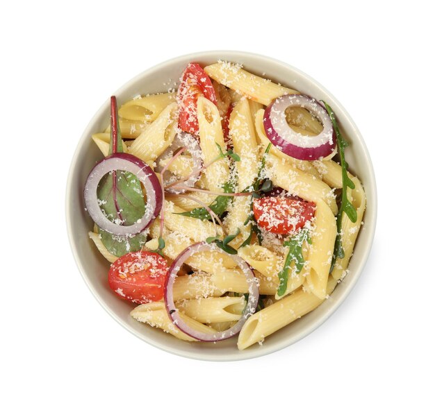 白い背景の上のビューにトマト玉ねぎとチーズのおいしいパスタのボウル