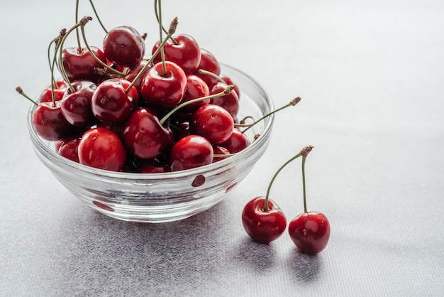 Una ciotola di deliziose ciliegie rosse, frutta estiva e ristoro, frutta estiva contenente vitamine