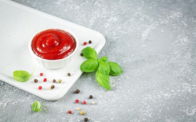 Salsa in una ciotola di ketchup o salsa di pomodoro rossa sul tavolo della cucina