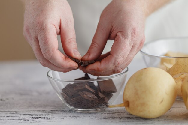 그릇에 견과류가 들어간 맛있는 초콜릿 조각이 가득합니다.