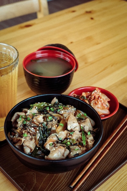 Photo a bowl of food with a drink next to it