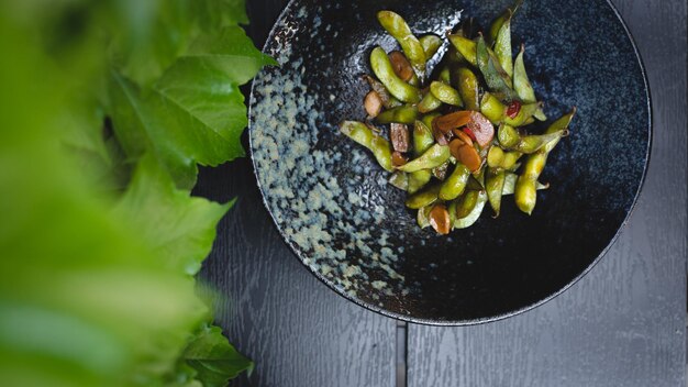 その上に食べ物のプレートが付いたボウル