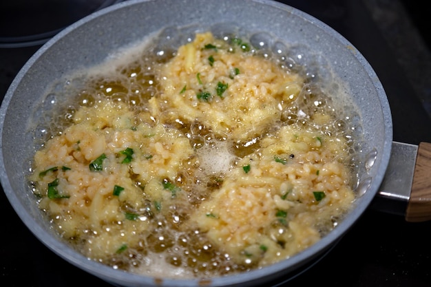 Foto una ciotola di cibo con dentro un cucchiaio