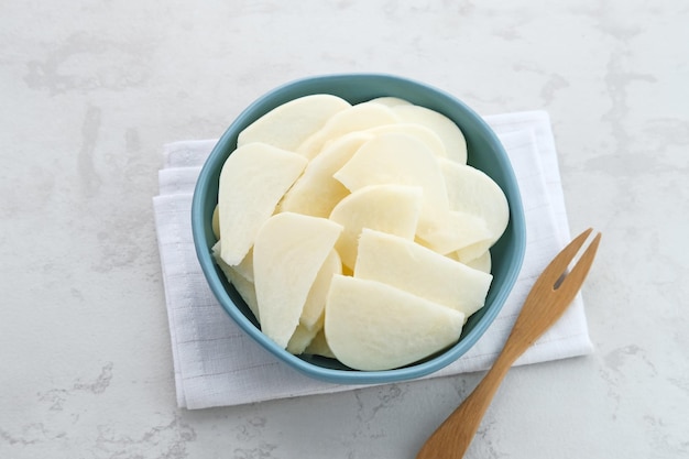 Photo a bowl of fresh jicama or bengkoang gut health