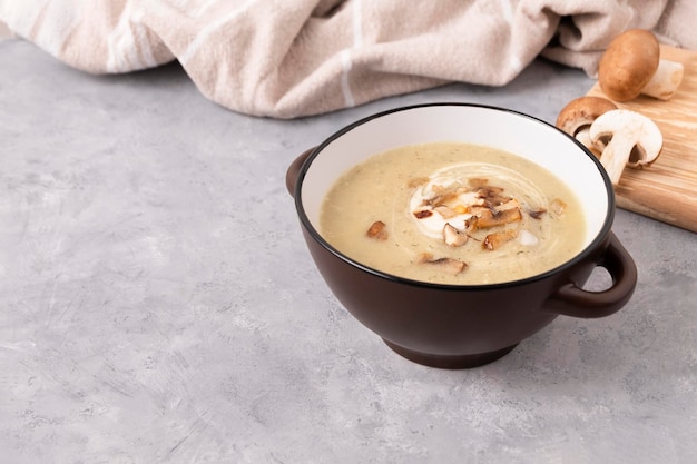 Foto ciotola di zuppa di crema fresca e gustosa su uno sfondo neutrale con spazio per la copia