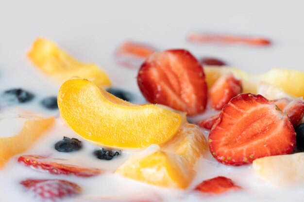 Foto una ciotola di frutta con un latte bianco