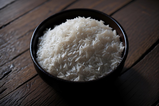 Миска, полная ароматного риса с рыхлыми и блестящими зернами, готовая удовлетворить любые вкусовые рецепторы. Сгенерировано AI.