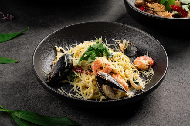 Ciotola di pasta ai frutti di mare gourmet