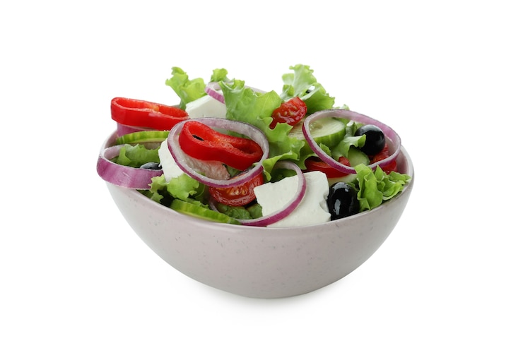 Photo bowl of greek salad isolated on white surface