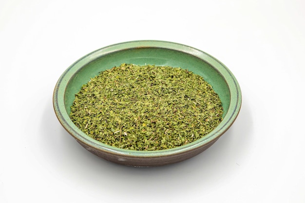 Photo a bowl of green seeds with a green rim