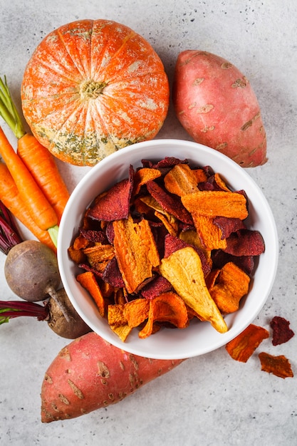 Bowl of healthy vegetable chips from beets, sweet potatoes and carrots 