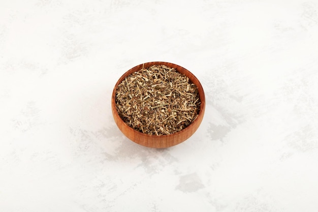 薬草茶のボウル アグリモニア エウパトリアまたは一般的なアグリモニの乾燥ハーブティー