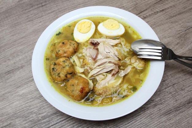 Foto una ciotola di soto ayam surabaya fatto in casa per pranzo.