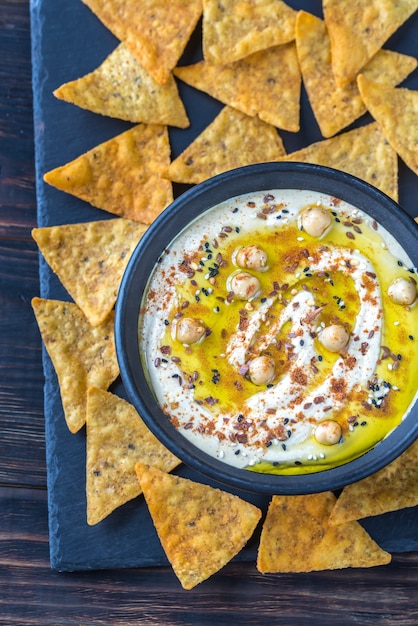 Foto ciotola di hummus con tortilla chips