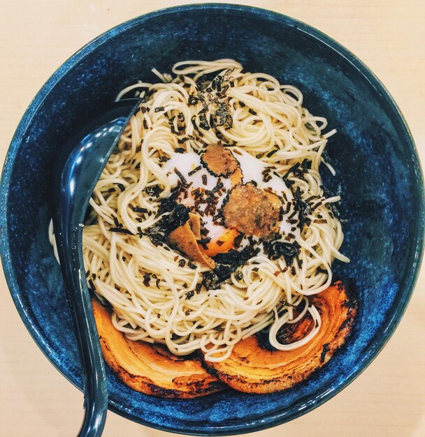 Foto una ciotola di ramen giapponese.