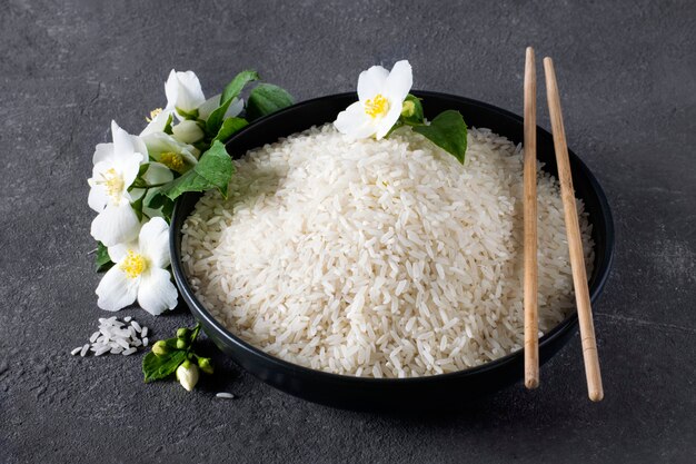 Photo a bowl of jasmine rice on black close-up