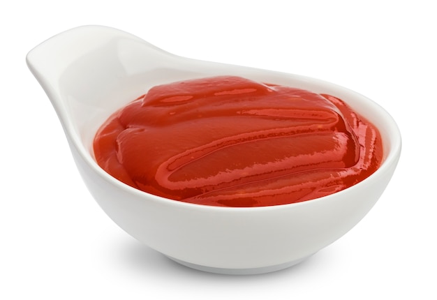 Ciotola di ketchup isolata su bianco