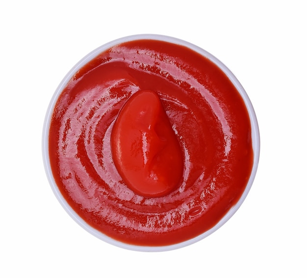 Ciotola di ketchup o salsa di pomodoro isolato su sfondo bianco, vista dall'alto